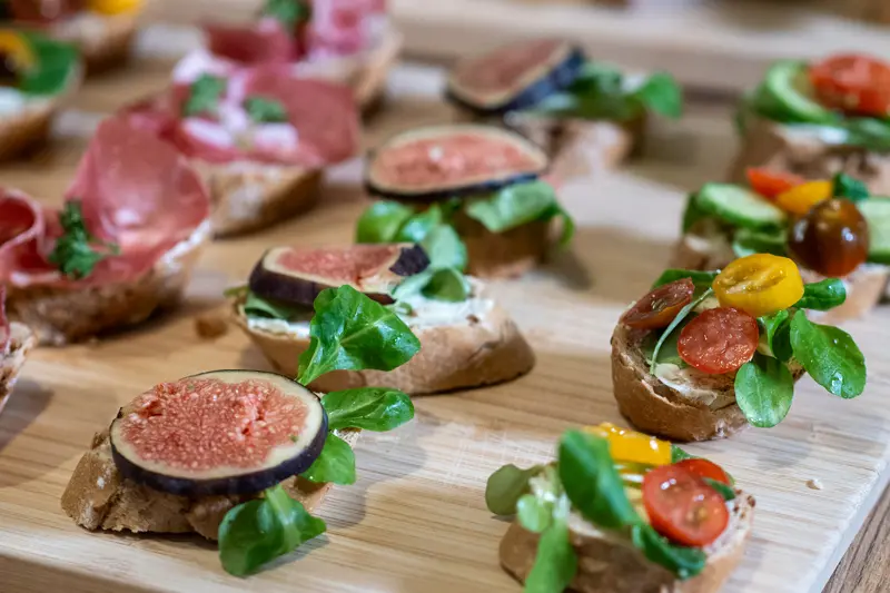 Das Service-Personal beim Vorbeiten der Pausenverpflegung